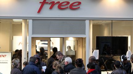 Devant le magasin Free de Rouen (Seine-Maritime), le 11 janvier 2012. (KENZO TRIBOUILLARD / AFP)