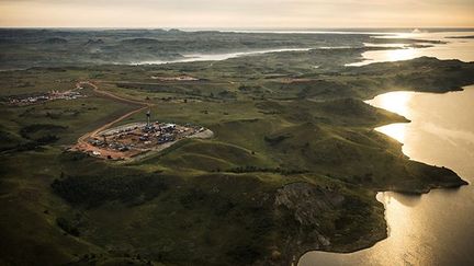 les réserves de pétrole du gisement de Bakken ont été découvertes en 1951. Mais il a fallu attendre 2008 et les nouvelles techniques de forage par fracturation hydraulique (le fracking, technique utilisée aussi pour le gaz de schiste) pour que cet état agricole de 750 000 âmes se transforme en une nouvelle Terre promise.
 
Devenu le deuxième état pétrolier du pays derrière le Texas, c’est à Williston, une petite bourgade rurale que les signes de cette nouvelle ruée vers l’or sont les plus visibles. (Andrew Burton / Getty Images / AFP)