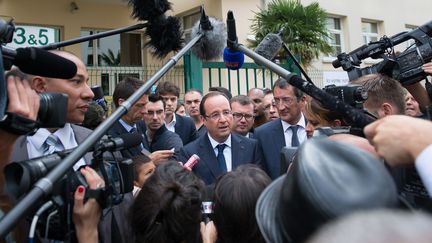 Fran&ccedil;ois Hollande r&eacute;pond aux questions des journalistes le 31 juillet 2013, lors d'une visite &agrave; Clichy-sous-Bois (Seine-Saint-Denis).&nbsp; (BERTRAND LANGLOIS / AFP)