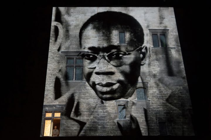 Le portrait de Senghor projeté dans la Cour d'honneur
 (BERTRAND LANGLOIS / AFP)