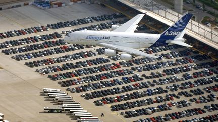 Un Airbus A380 décolle de l'aéroport de&nbsp;Hamburg-Finkenwerder, en Allemagne. (KAY NIETFELD / POOL)