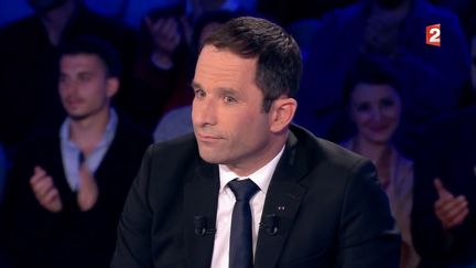 Le candidat socialiste à l'élection présidentielle Benoît Hamon sur le plateau de l'émission de France 2 "On n'est pas couché", le&nbsp;8 avril 2017. (FRANCE 2)