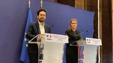 Mounir Mahbjoubi et Marlène Schiappa, jeudi 14 février 2019, au ministère de l'Économie et des Finances.&nbsp; (JERÔME COLOMBAIN / RADIO FRANCE)