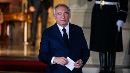 François Bayrou assiste à sa passation de pouvoirs à Matignon avec Michel Barnier, le 13 décembre 2024, à Paris. (TELMO PINTO / NURPHOTO / AFP)