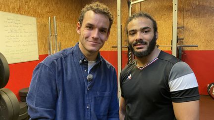 Théo Curin dialogue cette semaine avec le para-judoka Hélios Latchoumanaya, dans le dojo de l'Insep. (FABRICE RIGOBERT / FRANCE INFO)