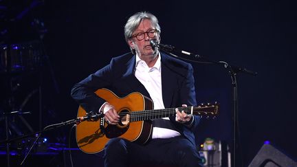 Le guitariste britannique Eric Clapton sur scène au Royal Albert Hall de Londres (Angleterre), le 2 décembre 2019. (JEFF SPICER/BFC / GETTY IMAGES EUROPE)