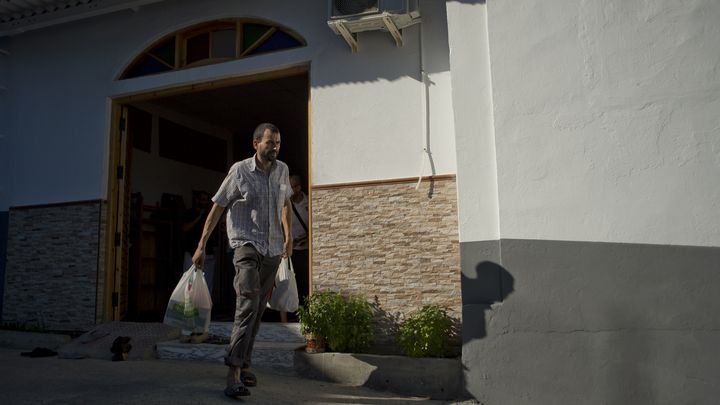 Un homme quitte la mosqu&eacute;e Taqwa d'Alg&eacute;siras (Espagne), fr&eacute;quent&eacute;e &agrave; l'&eacute;poque par Ayoub El Khazzani. (JORGE GUERRERO / AFP)