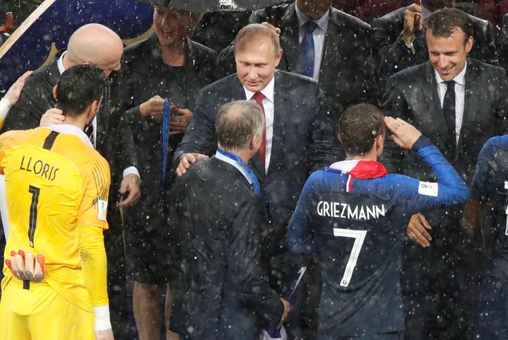 Antoine Griezmann salue Emmanuel Macron le 15 juillet 2018 au stade Loujniki de Moscou (Russie), après la victoire de la France en finale de la Coupe du monde de football. (CHRISTIAN HARTMANN / REUTERS)