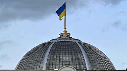 Le dôme du parlement ukrainien. Image d'illustration (SERGEI SUPINSKY / AFP)