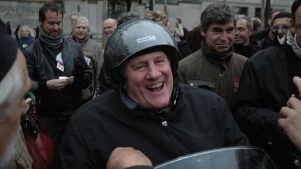 Gérard Depardieu traversant une manifestation en scooter (Paris, octobre 2010)
 (Citizenside.com / AFP)