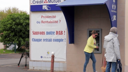 Au Fenouiller (Vendée), les habitants ont décidé de faire chauffer leur carte bleue et d’utiliser massivement leur distributeur de billets, pour qu'il devienne rentable. La banque qui en a l'exploitation menace de le retirer, car il n'est, selon elle, pas assez rentable.