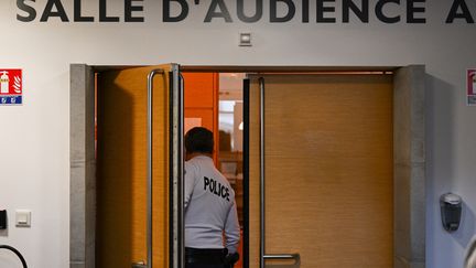 A policeman in the courtroom of the court in Besançon (Doubs), March 29, 2022. (SEBASTIEN BOZON / AFP)