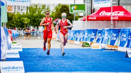 La triathlète espagnole Susana Rodriguez&nbsp;Gacio passe la ligne d'arrivée des championnats du monde à La Corogne (Espagne), le 20 juin 2021. (JCD FOTOGRAFIA / COMITE PARALYMPIQUE ESPAGNOL)