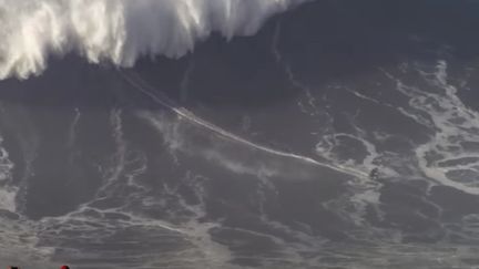 Le surfeur Sebastian Steudtner sur une vague de&nbsp;26,2 mètres de haut à Nazaré au Portugal sur YouTube. (CAPTURE D'ECRAN)