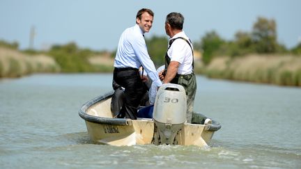 Emmanuel Macron le 27 mai 2017 sur l'étang de l'Or, dans l'Hérault, avec&nbsp;Roland Guerrero, pêcheur. (MAXPPP)