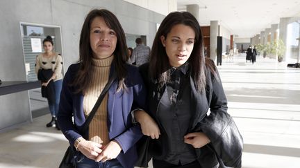 Manon Serrano et sa m&egrave;re Sophie Serrano quittent le palais de justice de Grasse&nbsp;(Alpes-Maritimes), le 2 D&eacute;cembre 2014 (VALERY HACHE / AFP)