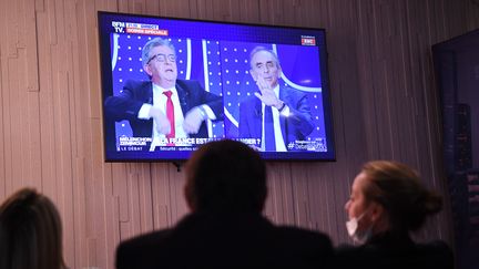 Des spectateurs devant le débat Zemmour-Mélenchon sur BFMTV le 23 septembre 2021 (BERTRAND GUAY / POOL)