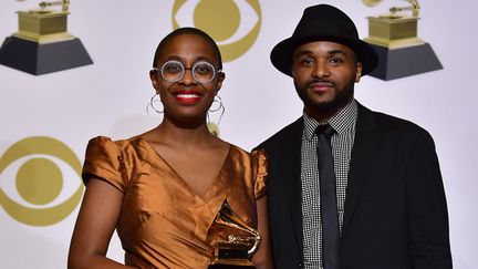 La chanteuse Cécile McLorin Salvant, lauréate du Grammy Award du meilleur album de jazz vocal pour "The Window", pose avec le pianiste Sullivan Fortner, avec lequel elle a réalisé son disque, à Los Angeles lors de la cérémonie des Grammy Awards, le 10 février 2019 (FREDERIC J. BROWN / AFP)