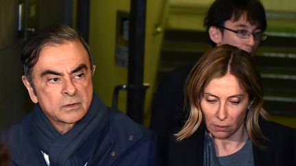 Carole Ghosn et son mari Carlos, quittant le bureau de son avocat Junichiro Hironaka à Tokyo, au Japon, le 3 avril 2019.&nbsp; (KAZUHIRO NOGI / AFP)