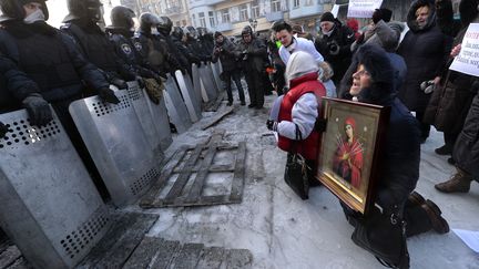 Face-&agrave;-face entre forces de l'ordre et manifestants &agrave; Kiev (Ukraine), vendredi 24 janvier 2014.&nbsp; (SERGEI SUPINSKY / AFP)