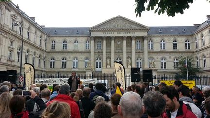 &nbsp; (Environ 300 militants étaient présents ce matin devant le tribunal correctionnel d'Amiens. © Radio France / Mathilde Lemaire)