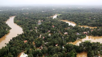 Des habitations sont partiellement submergées dans cette zone inondée de l'Etat du Kerala en Inde, le 17 août 2018.&nbsp; (SIVARAM V / REUTERS)