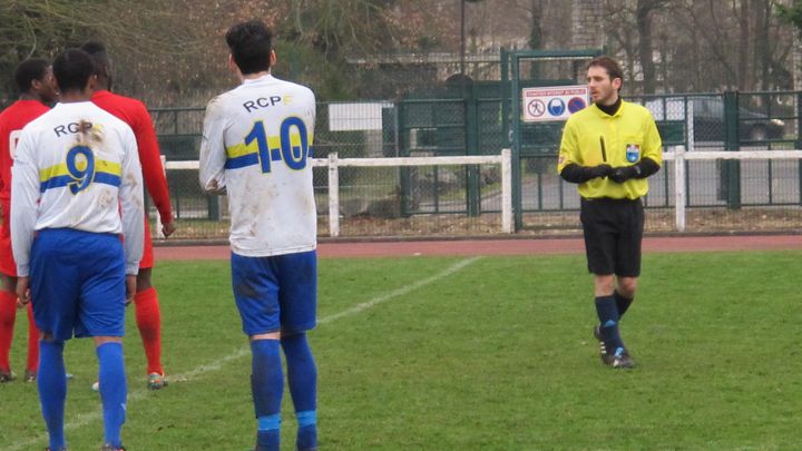 Erwann Le Quernec-Bosson, arbitrant un "match normal", malgr&eacute; quelques accrocs, le 12 janvier 2014 &agrave; Fontainebleau (Seine-et-Marne). (CHRISTOPHE RAUZY / FRANCETV INFO)