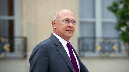 Le ministre du Travail, Michel Sapin,&nbsp;r&eacute;pond aux critiques de Jean-Luc M&eacute;lenchon et d'EELV avant le premier conseil des ministres de rentr&eacute;e,&nbsp;le 22 ao&ucirc;t.&nbsp; (BERTRAND LANGLOIS / AFP)