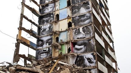 La Maison européenne de la photographie révèle la partie immergée du travail de JR. Depuis le début des années 2000, l'artiste transforme des photographies en collages monumentaux dans les villes du monde entier, rassemblant des portraits dans de grandes fresques et faisant participer ses sujets. On découvrira dans l'exposition des images inédites, les changements d'échelle qui s'opèrent, les transformations de l'image et sa vision personnelle. Du 7 novembre 2018 au 10 février 2019. 
 (JR-ART.NET )