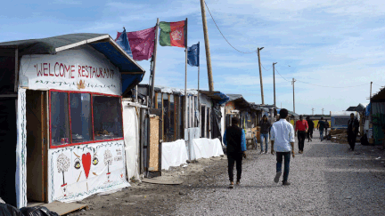 &nbsp; (Des commerces non autorisés prospéraient depuis de longs mois dans la jungle de Calais © AFP/François Lo Presti)