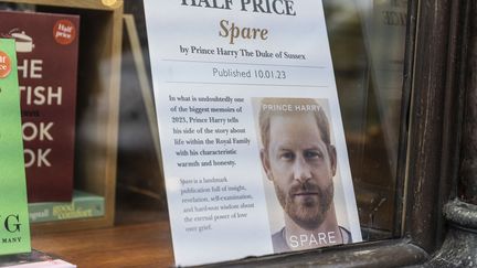 Le livre du prince Harry duc de Sussex exposé à l'entrée d'une librairie à Londres, au Royaume-Uni le 5 janvier 2023. (RASID NECATI ASLIM / ANADOLU AGENCY)