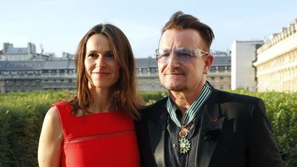 Aurélie Filippetti et Bono de U2, portant son insigne de Commandeur des Arts et des Lettres, le 16 juillet 2013 au ministère de la Culture.
 (François Guillot / AFP)