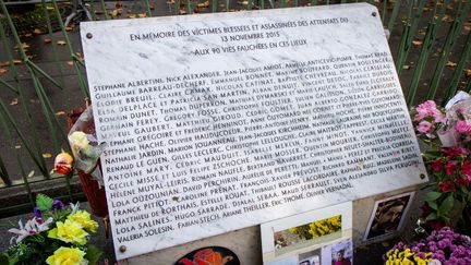 Une stèle en mémoire aux victimes des attentats du 13 novembre 2015, devant le Bataclan, le 12 novembre 2019.&nbsp; (AMAURY CORNU / HANS LUCAS / AFP)