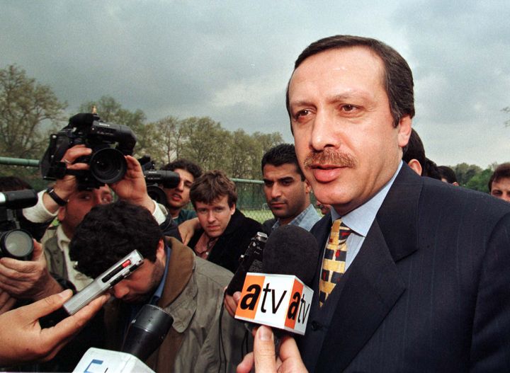 Recep Tayyip Erdogan répond à des journalistes, le 21 avril 1998, à Istanbul. (REUTERS)