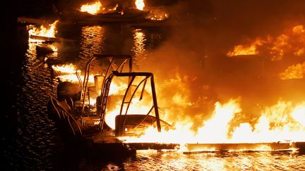 Même sur l'eau, des bateaux ont été détruits par les flammes près de Napa (Californie), le 19 août 2020. (STEPHEN LAM / REUTERS)