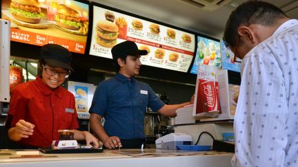 Un client passe commande dans un McDonald's de Tokyo (Japon), le 30 juillet 2014. (YOSHIKAZU TSUNO / AFP)