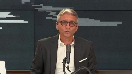 Jean-François Achilli présente les informés de franceinfo, jeudi 3 septembre 2020. (FRANCEINFO / RADIOFRANCE)