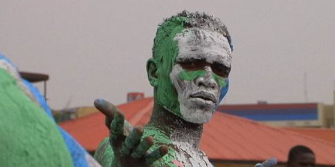 Un supporteur de Buhari fête la victoire de ce dernier aux élections. (FTV)