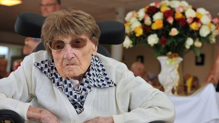 Marie-Th&eacute;r&egrave;se Bardet&nbsp;f&ecirc;te son anniversaire dans sa maison de retraite de Pontch&acirc;teau (Loire-Atlantique), le 2 juin 2012. (ALAIN JOCARD / AFP)