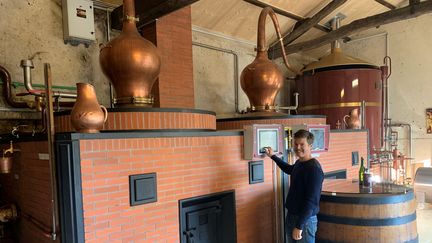 Henri Machenaud devant ses alambics typiques de la production de cognac, à Hiersac près de Cognac. (BERNARD THOMASSON / FRANCEINFO)