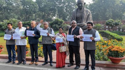 Des membres de l'opposition du Parlement indien scandent des slogans contre le projet de loi devant le Parlement, à New Delhi (Inde), le 10 décembre 2019. (PRAKASH SINGH / AFP)