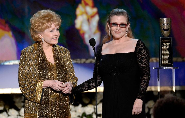 Mère et fille sur scène, en 2015, lors d'une remise de prix à la carrière à Debbie Reynolds, justement par Carrie Fisher.
 (KEVORK DJANSEZIAN / GETTY IMAGES NORTH AMERICA / AFP)