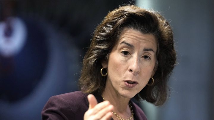 La secrétaire au Commerce, Gina Raimondo, en visite dans l'entreprise BAE Systems à Nashua, dans le New Hampshire, le 11 décembre 2023. (STEVEN SENNE/ AP / SIPA)