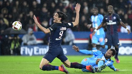 L'attaquant parisien Edinson Cavani s'écroule dans la surface de réparation lors du match PSG-OM, le 23 octobre au Parc des Princes, à Paris.&nbsp; (MIGUEL MEDINA / AFP)