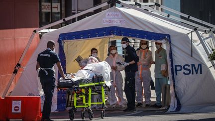 L'accueil des patients Covid à l'entrée des urgences de l'hôpital Henri Mondor à Créteil (Val-de-Marne), le 5 avil 2020.&nbsp; (LUC NOBOUT / MAXPPP)