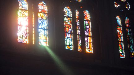 Le fameux rayon vert de la cathédrale de Strasbourg (France), immortalisé le 20 mars 2009. (PATRICK HERTZOG / AFP)