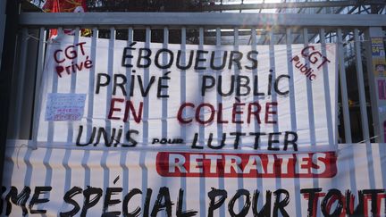 Entrée de l'incinérateur d'Issy-les-Moulineaux, dans les Hauts-de-Seine, bloqué par le personnel en grève contre la réforme des retraites, le 18 mars 2023. (SERGE TENANI / HANS LUCAS)