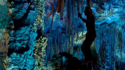 Thomas Van Eeckhaute lors de sa performance dans la Grotte de la Salamandre
 (Culturebox / capture d&#039;écran)