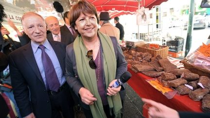 Martine Aubry sur un marché en compagnie du député-maire d'Ajaccio, Simon Rénucci, le 17 mars 2010 à Ajaccio. (AFP/STEPHAN AGOSTINI)