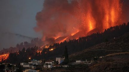 Le volcan Cumbre Vieja de l'île espagnole de La Palma, dans l'archipel des Canaries,&nbsp;est entré en éruption dimanche 19&nbsp;septembre 2021, pour la première fois depuis 1971. (DESIREE MARTIN / AFP)